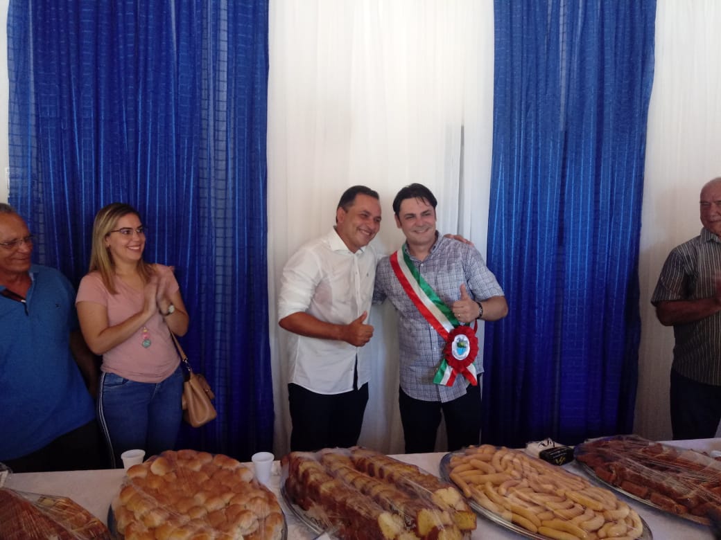 Prefeito Roger Linhares retorna ao cargo após 30 dias de afastamento.