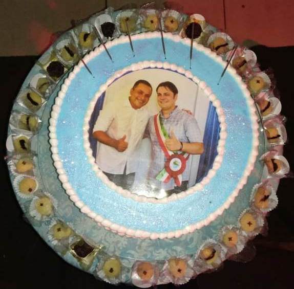 Prefeito Roger Linhares é Abraçado por todos na Comemoração de seu Aniversário.