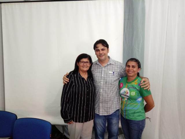 Prefeito Roger Linhares participa de reunião com Secretária e Membros da Educação.