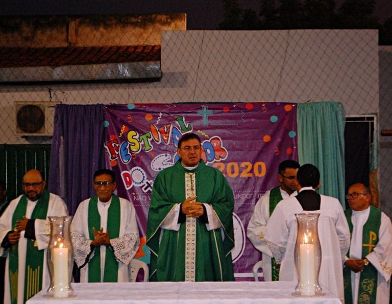 Bispo Dom Francisco Celebra Missa e Retirantes Lotam Ginásio Poliesportivo em José de Freitas-PI.