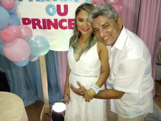 CASAL FREITENSE CELEBRA CHÁ DE REVELAÇÃO COM FAMILIARES E AMIGOS.