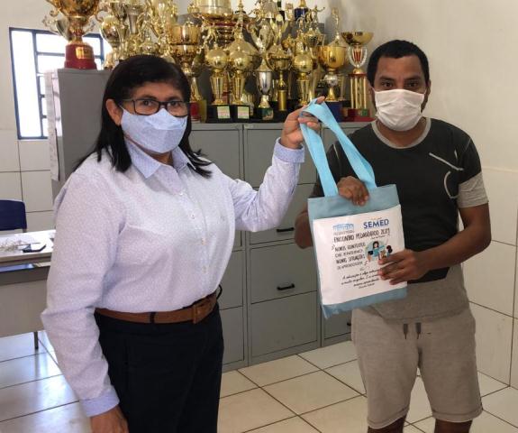 Secretária de Educação Faz Entrega de Kit’s Pedagógicos