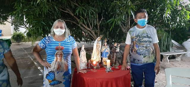 Casal Reúne Amigos para Agradecer o Dom da Vida