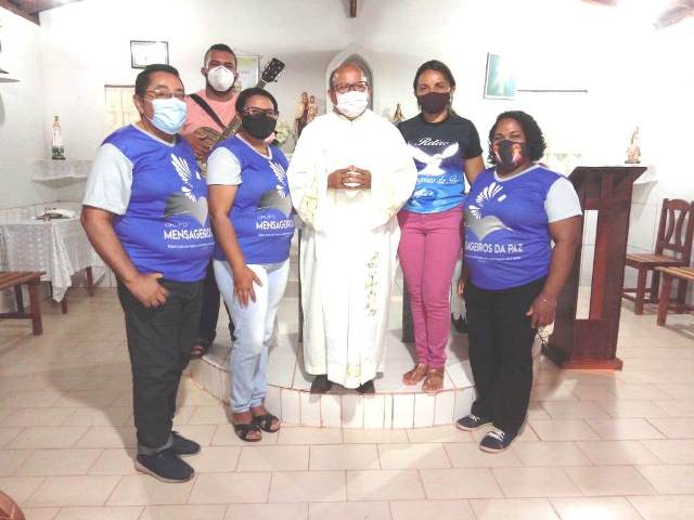 Membros do Grupo de Retiro Mensageiros da Paz Participam de Missa na Comunidade Simpatia