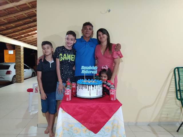 Vereador Roberval Santos Reúne Amigos e Familiares para Comemoração de Seu Aniversário