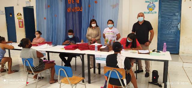 Secretária de Educação Visita Escolas Acompanhando o Andamento das Matrículas