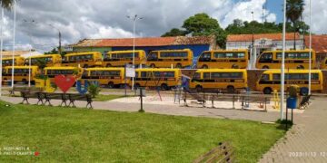 Prefeito Roger Linhares Entrega Ônibus Escolar para Secretaria de Educação