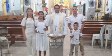 As Crianças Maria Cecília e Pedro Lucas Recebem o Sacramento do Batismo