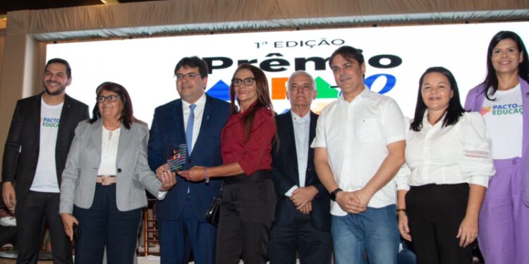 Escola Tia Amélia da Cidade de José de Freitas Recebe o Prêmio Alfa-10 das Mãos do Governador Rafael Fonteles