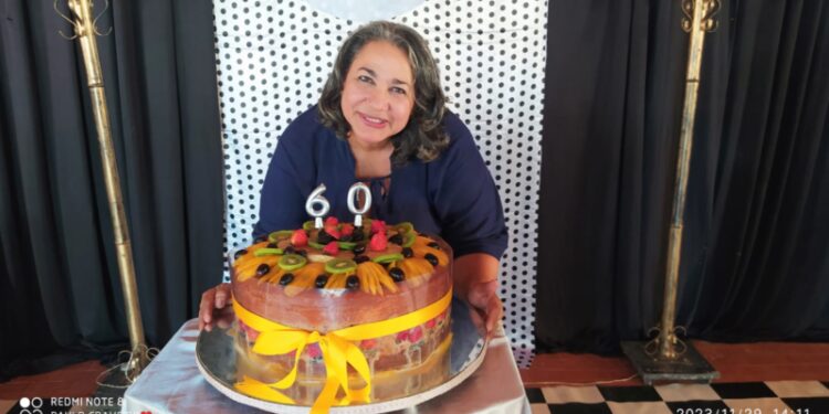 Jardelina Melo Comemora a Chegada da Nova Idade em Ritmo de Anos 60