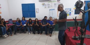 Artista Zé Rodrigues Expõe seu Trabalho e Fala Sobre Reaproveitamento de Sucata Para Alunos da Escola Tia Amélia
