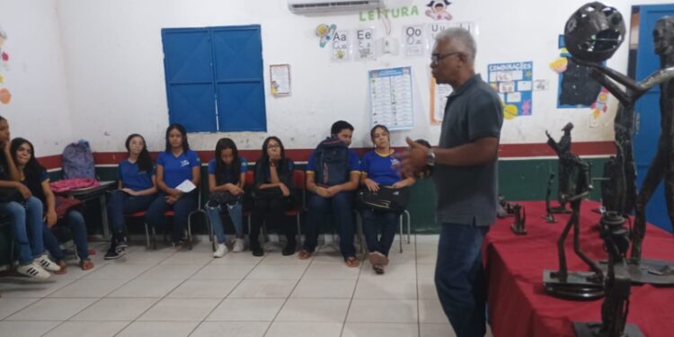 Artista Zé Rodrigues Expõe seu Trabalho e Fala Sobre Reaproveitamento de Sucata Para Alunos da Escola Tia Amélia
