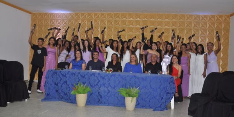Escola Tia Amélia Realiza Formatura de Alunos
