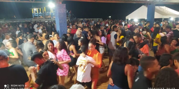 Grande Multidão Comemora Aniversário do Prefeito Roger Linhares