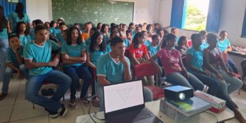 Alunos da Escola Estevam Joaquim de Sousa Assistem Palestra Sobre Ecologia Humana e Sustentabilidade
