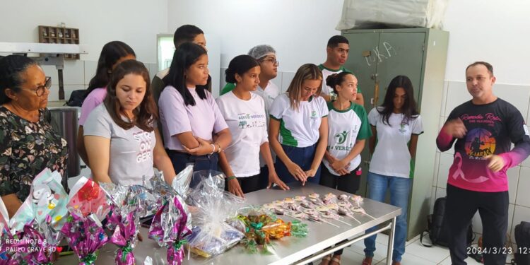 Gerente de Cultura Ministra Oficina de Ovos de Páscoa Artesanais para Alunos do IFPI Campos de José de Freitas-PI