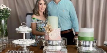 Casal Alexandre Almeida & Larissa Caldas Celebram a Vida ao Lado de Familiares e Amigos