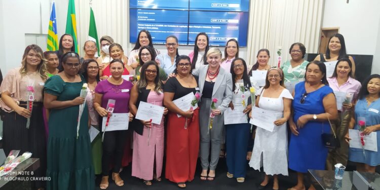 Advogada Carla Cruz Recebe “Menção Honrosa” do Poder Legislativo em Homenagem ao Dia da Mulher