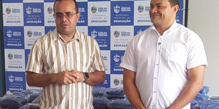 Prefeito Pedro Gomes com Secretário de Educação Rummenigge Rocha Entregam Uniformes para Colaboradores da Sede