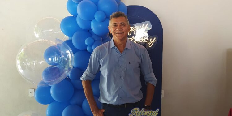 Vereador Roberval Santos Celebra a Vida Com Muita Animação