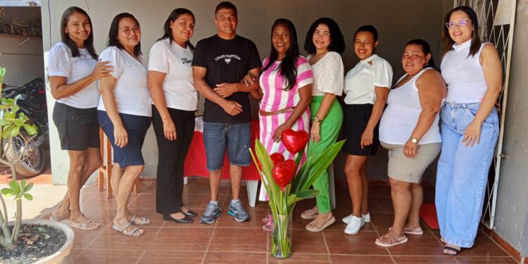 Joana Morena Celebra a Vida ao Lado de Amigos com muita alegria