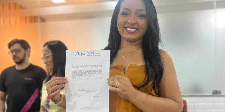 Formatura em Enfermagem Celebra Conquista de Rosa Mística