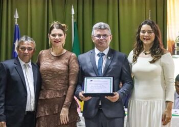 Professor José dos Santos Moura recebe Título de Cidadania Luzilandense