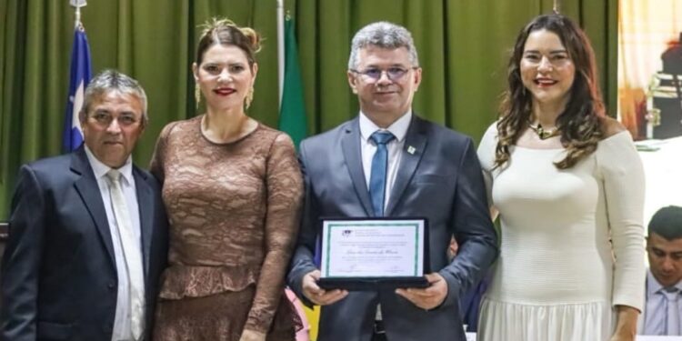 Professor José dos Santos Moura recebe Título de Cidadania Luzilandense