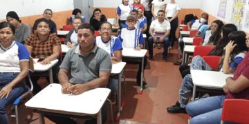 Alunos da Escola Humberto de Campos Assistem Palestra sobre Autismo